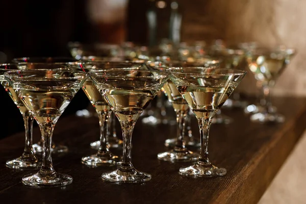 Martini Gläser Stehen Auf Einem Holzständer Martini Gläser Stehen Auf — Stockfoto