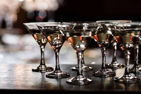 Les Verres Martini Tiennent Sur Support Bois Les Verres Martini — Photo