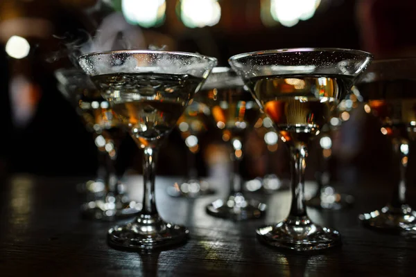 Les Verres Martini Tiennent Sur Support Bois Les Verres Martini — Photo