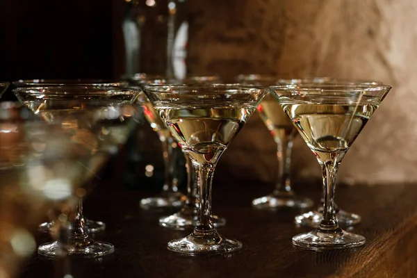 Martini Bardakları Ahşap Tezgahta Duruyor Martini Bardakları Barın Üstünde Alkollü — Stok fotoğraf