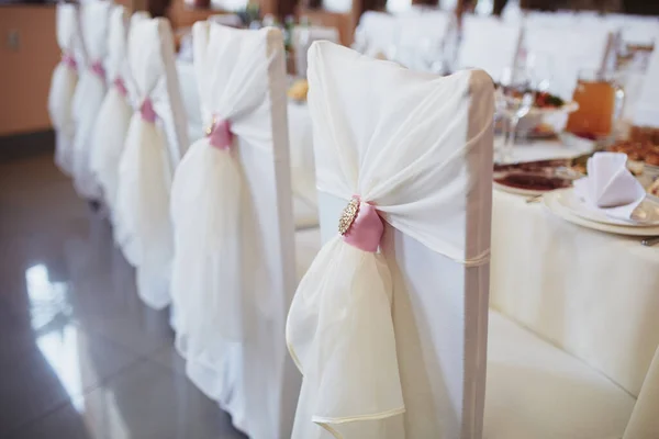 Chaises Mariage Décoration Dans Restaurant Chaises Sont Décorées Avec Tissu — Photo