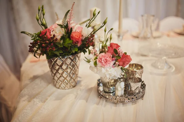 Decoratie Van Bruiloft Tafel Witte Roze Bloemen Vaas Kaars Zilveren — Stockfoto