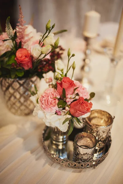 Decoração Mesa Casamento Flores Brancas Rosa Vaso Vela Castiçais Prata — Fotografia de Stock