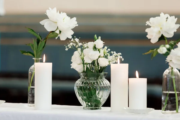 Vita Blommor Och Ljus Dekoration För Ett Bröllop Blommor Sammansättning — Stockfoto