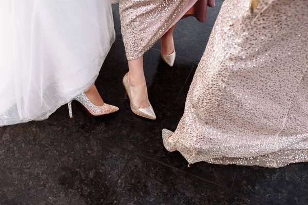 Geschnittenes Foto Von Füßen Stylischen Stöckelschuhen Hochzeitstag Braut Mit Ihrer — Stockfoto