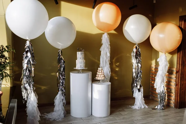 Decoración Para Primer Cumpleaños Con Pastel Dos Pisos Grandes Globos —  Fotos de Stock