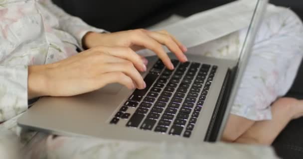 自由职业女性或女商人坐在家里用手提电脑打字时 都会靠得很近 检疫期间工作 呆在家里 — 图库视频影像