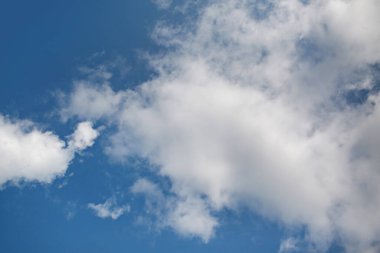 Beyaz bulutlu parlak mavi gökyüzü. Güzel gökyüzü arkaplanı ve duvar kağıdı. Açık bir gün ve güzel bir sabah.