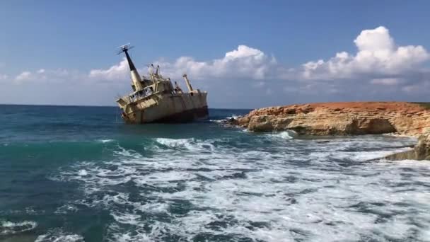 海浪拍打着塞浦路斯被遗弃的商船 一望无际的水晶清澈的大海 层次分明的岩石 美丽的自然与船舶 蓝色的海滨 选择性重点 — 图库视频影像