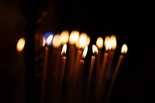 Große Lange Kerzen Einer Kirche Mit Dunklem Hintergrund Brennende Kerzen — Stockfoto