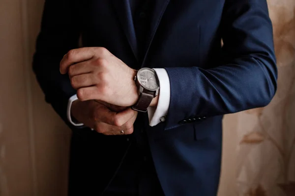 Бизнесмен Проверяет Время Наручных Часах Мужчина Кладет Часы Руки Жених — стоковое фото