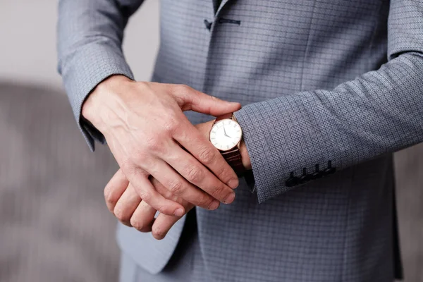 Hombre Negocios Comprobar Hora Reloj Pulsera Hombre Poniendo Reloj Mano —  Fotos de Stock