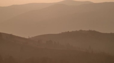 Dağların silueti. Sisli sabah dağları. Dağlık yamaçlar. Şafak vakti sıradağların manzarası.