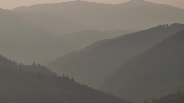 Silhouette der Berge. neblige Morgenberge. Hänge von Gebirgszügen — Stockvideo