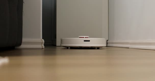 Robot reiniger reinigt de kamer. Slim huis. Robot stofzuiger voert automatische reiniging van het appartement op een bepaald moment. moderne technologie. — Stockvideo