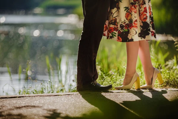 Couple Kissing Outdoors Lovers Romantic Date Sunset Girls Stands Tiptoe — Stock Photo, Image