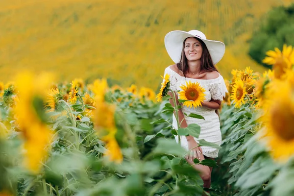 Vacker Ung Kvinna Vit Klänning Och Hatt Ett Fält Solrosor — Stockfoto