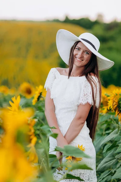 Hermosa Joven Vestido Blanco Sombrero Campo Girasoles Sonriendo Una Hermosa — Foto de Stock