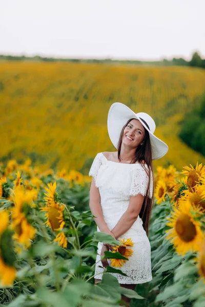 Hermosa Joven Vestido Blanco Sombrero Campo Girasoles Sonriendo Una Hermosa — Foto de Stock