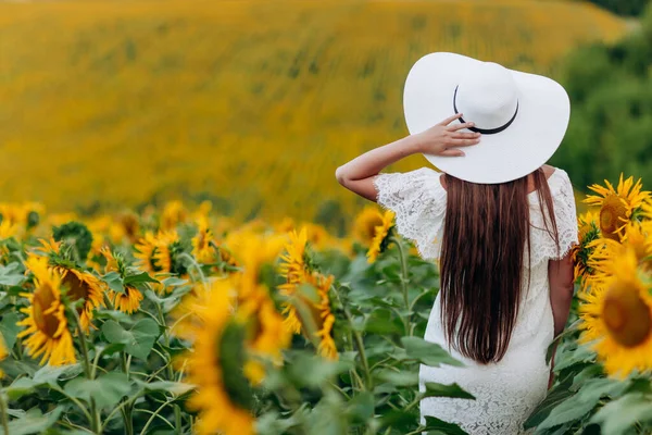 Kvinna Fält Solrosor Glad Vacker Ung Flicka Vit Hatt Står — Stockfoto