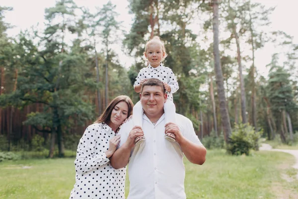 Gelukkig Familie Wandelen Glimlachen Het Park Mam Pap Dochter Brengen — Stockfoto