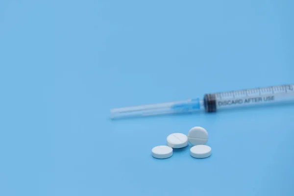蓝色背景的一堆药丸和药片孤立无援复制空间 白底白色胶囊的宏观结构 感冒治疗 — 图库照片