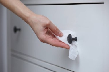 Önlük Giyen Genç Kadının Yakın Çekimi Mutfak Atölyesi. Ev mobilyaları dezenfekte. seçici odak