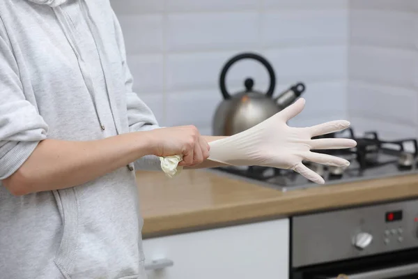 Primer Plano Mujer Joven Con Delantal Limpieza Cocina Worktop Desinfección —  Fotos de Stock