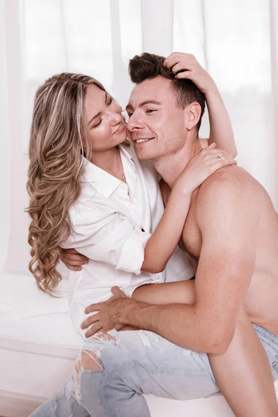 Junges Paar Sitzt Auf Dem Bett Wohnzimmer Und Amüsiert Sich — Stockfoto