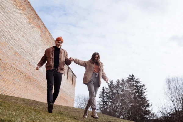 Hermosa Pareja Alegre Corriendo Por Ciudad Foto Estilo Vida Una —  Fotos de Stock