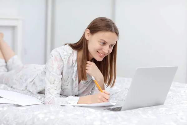 Beautiful Young Woman Working Home Female Entrepreneur Sitting Bed Laptop — Stock Photo, Image