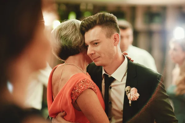 Noivo Elegante Está Desfrutando Uma Dança Com Sua Mãe Seu — Fotografia de Stock