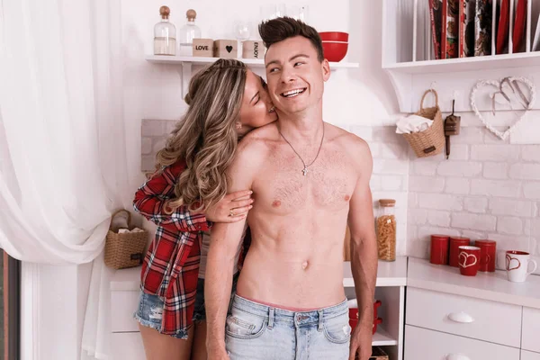 Pareja Joven Sexy Cocina Hermosa Pareja Encantadora Pie Abrazándose Una — Foto de Stock