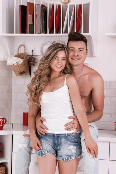 Junges Und Sexy Paar Der Küche Schöne Schöne Paar Steht — Stockfoto