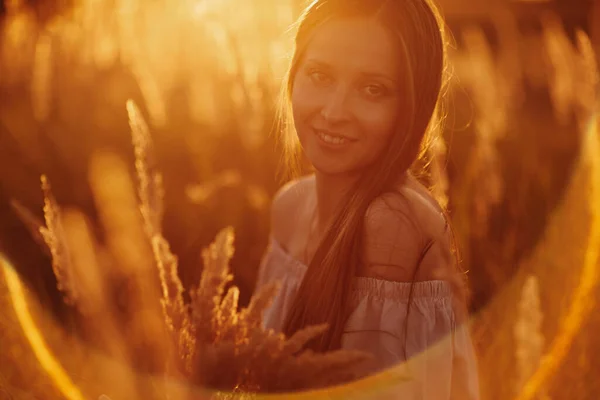 Bella Donna Spensierata Nei Campi Essere Felice All Aperto Outdoor — Foto Stock