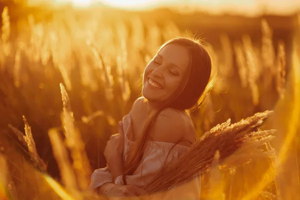 Schöne Unbeschwerte Frau Auf Feldern Die Freien Glücklich Ist Draußen — Stockfoto