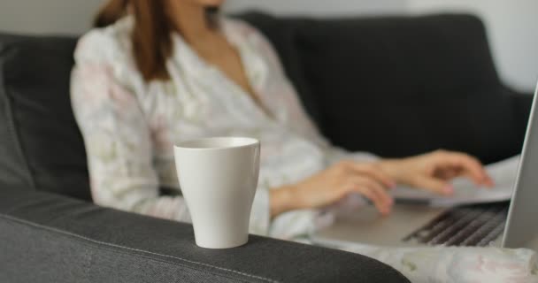 Mujer Trabajando Ordenador Portátil Beber Café Oficina Sofá Las Manos — Vídeos de Stock