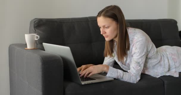 Freelancer Feminino Millennial Focado Trabalhando Remotamente Line Lendo Notícias Sofá — Vídeo de Stock