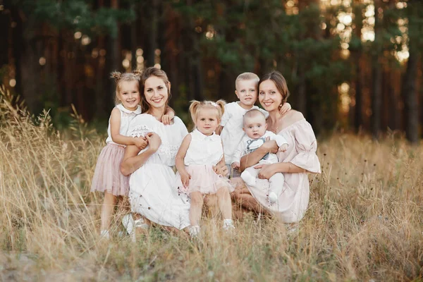 Grande Família Está Relaxando Juntos Natureza Verde Dia Das Mães — Fotografia de Stock