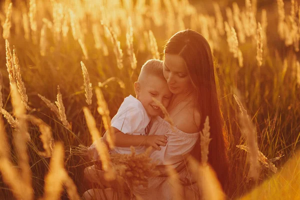 Mãe Feliz Com Seu Filhinho Aproveitando Fim Semana Verão Fora — Fotografia de Stock