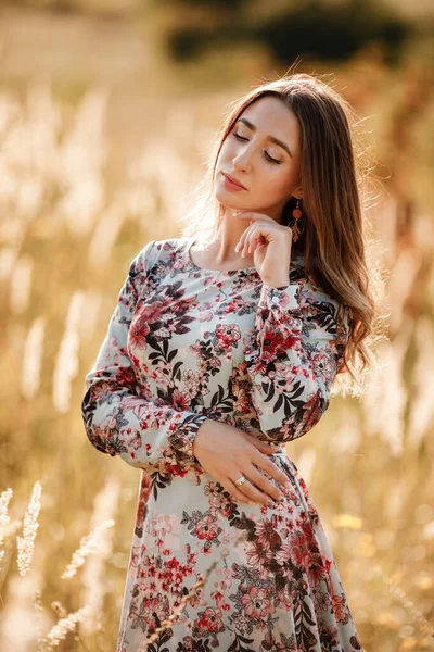 Retrato Una Hermosa Joven Aire Libre Primavera Chica Joven Campo — Foto de Stock