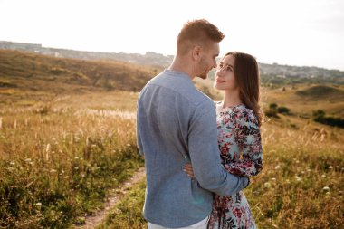 Birbirlerine gülümseyen ve birbirlerine bakan çiftler. Aşkın kökeni.