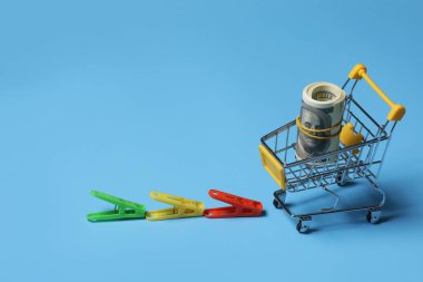 Mandal satın almak. Mavi arka planda renkli mandallar var. Süs, iğne ve elbise askısı olarak. Mavi arka planda bir sürü renkli mandal var. seçici odak.