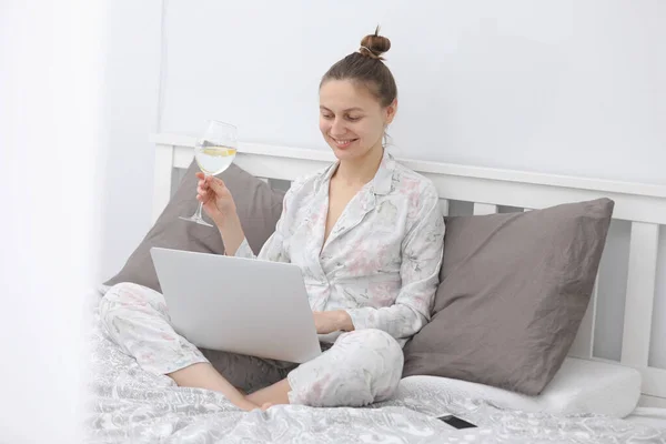 Woman Self Isolation Portrait Young Happy Woman Using Digital Tablet — Stock Photo, Image