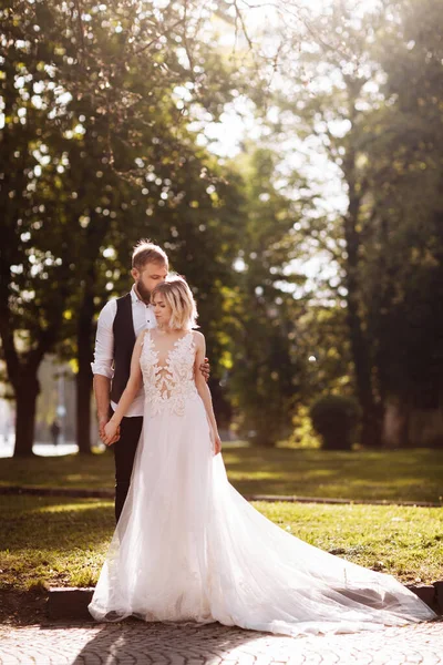 Pareja Casada Feliz Vestidos Novia Simples Pareja Bodas Elegante Pareja —  Fotos de Stock