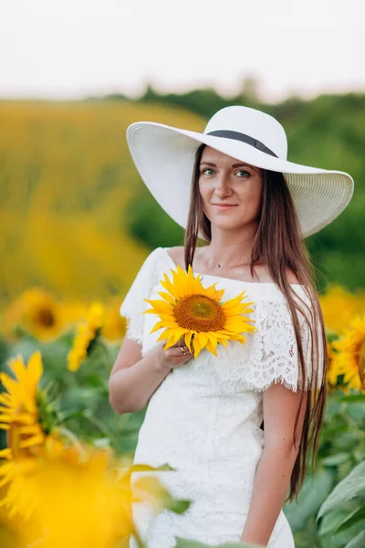 Beyaz Elbiseli Ayçiçeği Tarlasında Şapkalı Mutlu Bir Genç Kadın Güneş — Stok fotoğraf