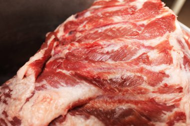 Bir parça taze dana eti. Yakın plan sakatat, çiğ, taze et kesiği. Bir parça et. seçici odak.