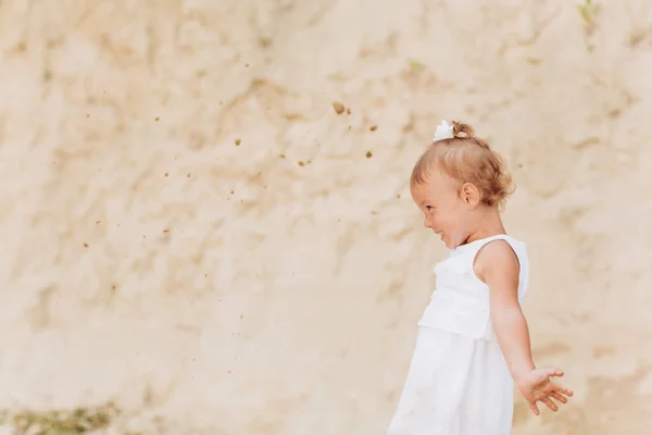 Bonito Bebê Menina Andando Divertindo Livre Conceito Férias Verão Dia — Fotografia de Stock