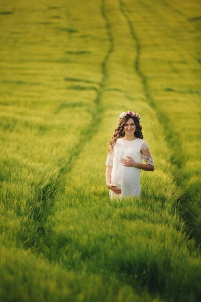 Porträtt Gravid Kvinna Gräset Ung Vacker Gravid Kvinna Med Krans — Stockfoto