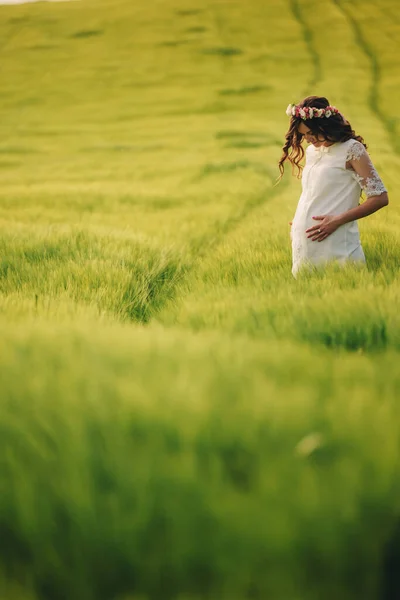 Porträtt Gravid Kvinna Gräset Ung Vacker Gravid Kvinna Med Krans — Stockfoto
